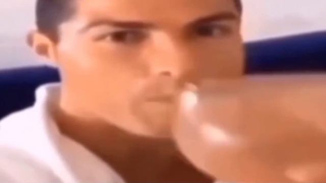 чел пьёт воду и улыбается смотреть онлайн