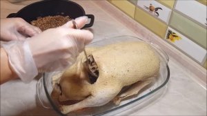 Гусь запечённый в духовке с гречкой и грибами .