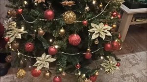 Мисси наряжает ёлку!!!