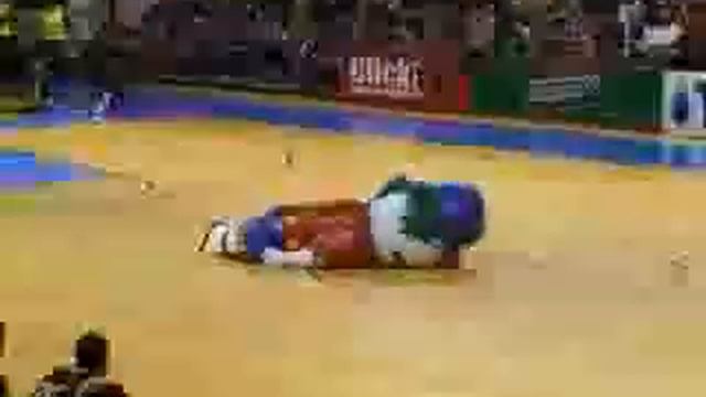 Прикольный танец талисмана команды смотреть онлайн