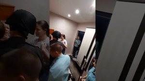 Пристовы и мать рвут из рук отца ребенка!!!