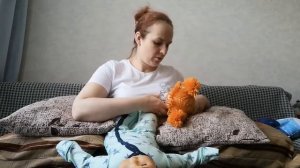 Прикладывание двойни к груди из под руки
