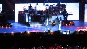 Eminem feat. Rihanna - Love The Way You Lie (Live at Metlife Stadium)