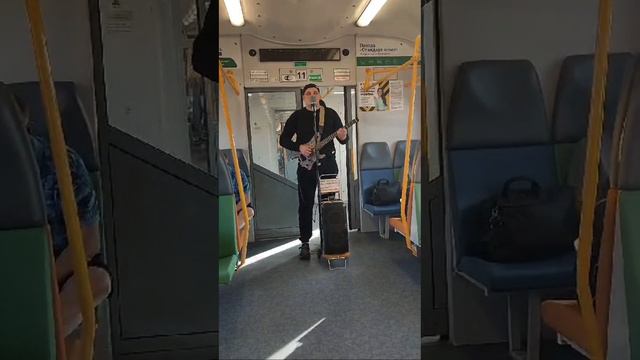 Парень круто пишет и исполняет свои песни в электричках
