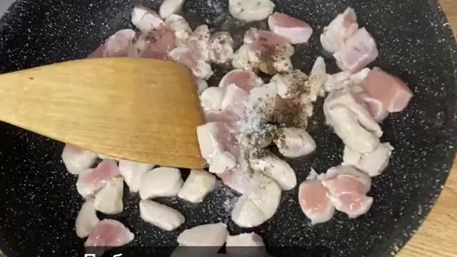 Курица в сметанном соусе. Блюда из курицы.