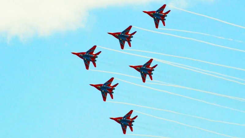 Crazy Russian pilots: Simultaneous takeoff of five MiG-29 aircraft at once. My #shorts @Aviahub