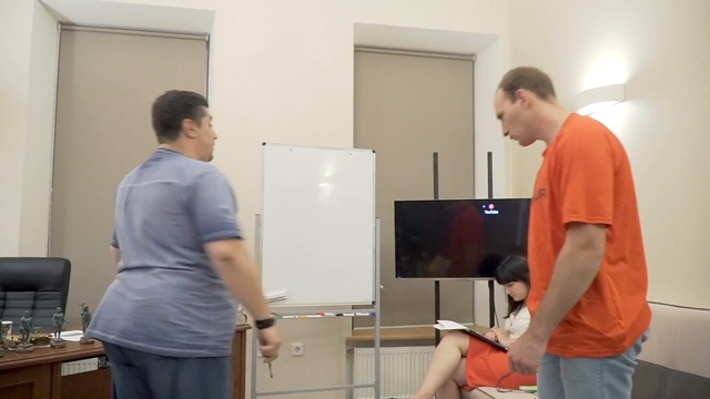Когда совершается нападение, нанесите прямой удар выпадом в грудь