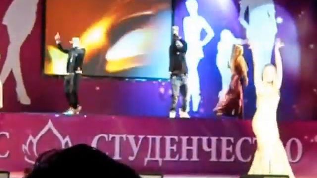 Дефиле в вечерних нарядах.