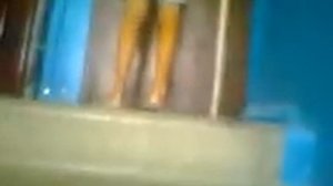 девка разазлила насал под дверь