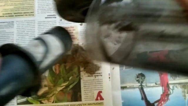 Чистка компьютера пылесосом. Достаю содержимое компа из пылесоса.