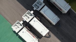 Прицепной бетононасос и бетоносмеситель с насосом на заводе