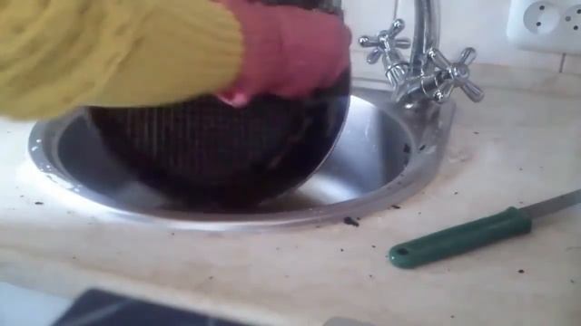 Как очистить сковороду от сильного нагара и жира снаружи в домашних условиях с помощью клея  и соды