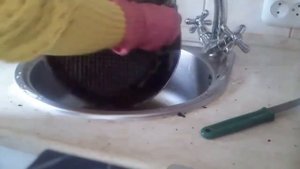 Как очистить сковороду от сильного нагара и жира снаружи в домашних условиях с помощью клея  и соды