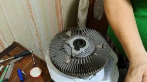 Repair of viscous fan clutch of Renault Magnum 2003 truck - Ремонт вискомуфты Renault Magnum 2003