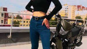 Девушка и мотоцикл INTRUDER 200.