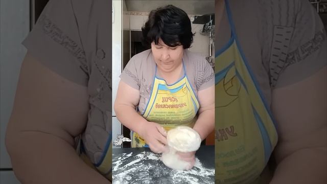 Смачні пельмені по-королівськи в горщику соковиті та ароматні.