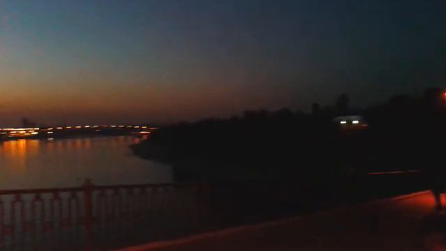 Ночная Луна, вид с Пешеходного моста, Киев смотреть онлайн
