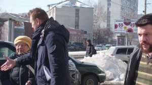 Навального облили зеленкой в Барнауле