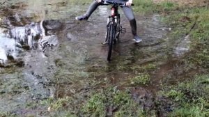 Утонул в болоте вместе с великом!!