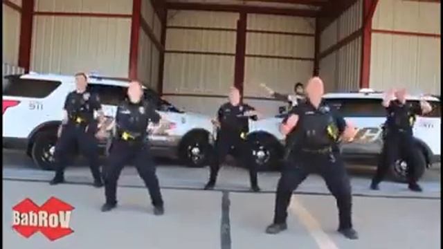 танцующие полицейские . смотреть онлайн