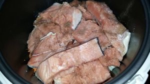 Горбуша с зеленью и овощами в мультиварке