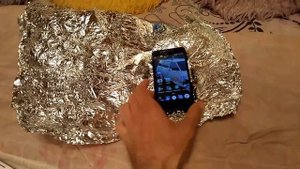 Что будет если завернуть телефон в фольгу и почему многие это делают
