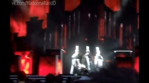 Падение Мадонны в конце номера на концерте в лондонском Гайд Парке