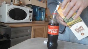 Эксперимент: кока кола + молоко = вода и осадок. Или молоко против колы