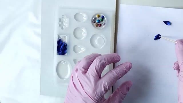 Кулоны из эпоксидной смолы, полимерной глины и глиттера.