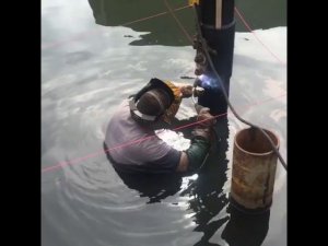 Сварщик работает в воде. А вы думали это у вас тяжелая работа!?