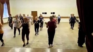 Пенсионеры "Чудесного настроения" репетируют "Новогодний" танец в ДК "Салют"