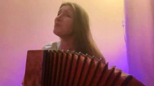 На гармошке аккордами .)