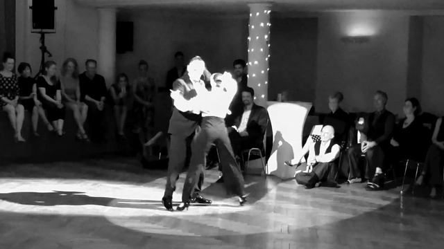 Eduardo Capussi  Mariana Flores Canaro en Paris