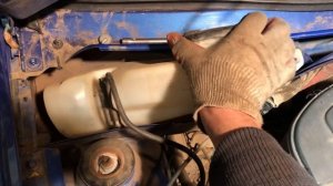 Как снять поменять бачок стеклоочистителя моторчик на автомобиле Рено Логан