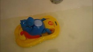 Гиппопотам в лодке для ванной TOMY