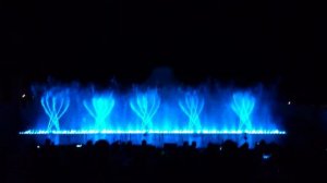 Фрагмент грандиозного шоу танцующих фонтанов в Протарасе (Кипр).