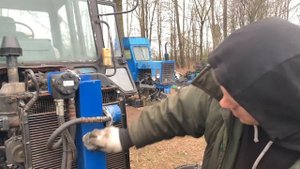 ЗАВОДИМ ТРАКТОР МТЗ 82 , ОН СНОВА ВЕСЬ ПОТЕК ! ПРОВЕРЯЕМ ДОЗАТОР !