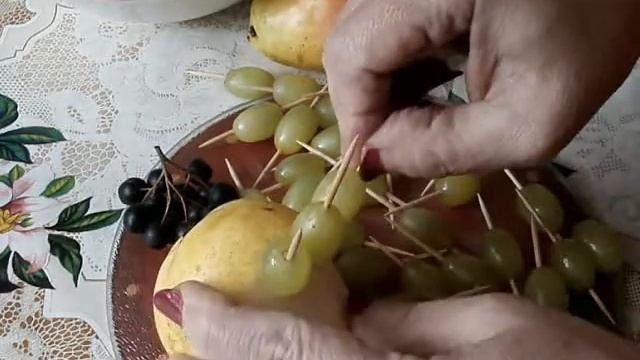 ёжик из фруктов