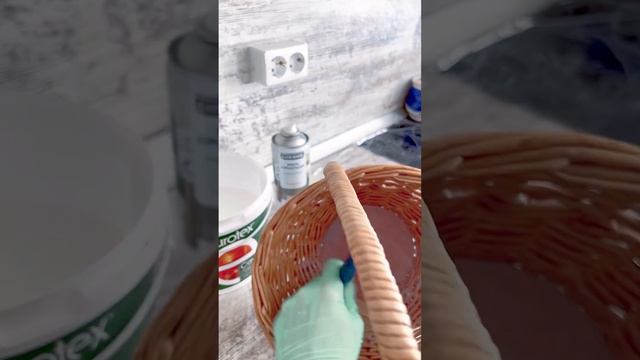 Покрытие лаком изделий из бумажной лозы.