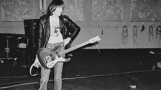 Ramones - I Wanna Be Well. (Isolated Guitar Track: Barre chords and downstrokes.) смотреть онлайн