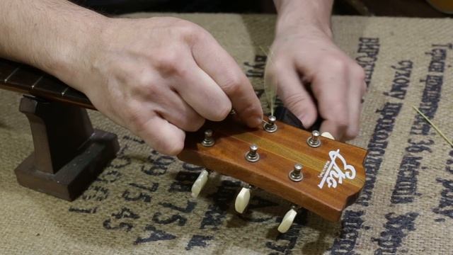 Уроки по ремонту гитар - Наматываем струны