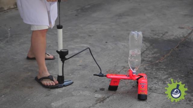 Водная реактивная ракета из пластиковой бутылки. Взлетает высоко! смотреть онлайн