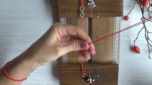 БРАСЛЕТ ИЗ КРАСНОЙ НИТИ С БЕСКОНЕЧНОСТЬЮ