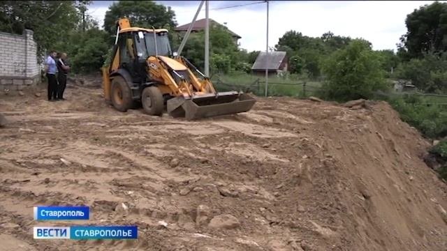 В Монастырском тупике в Ставрополе восстанавливают разрушенную дорогу