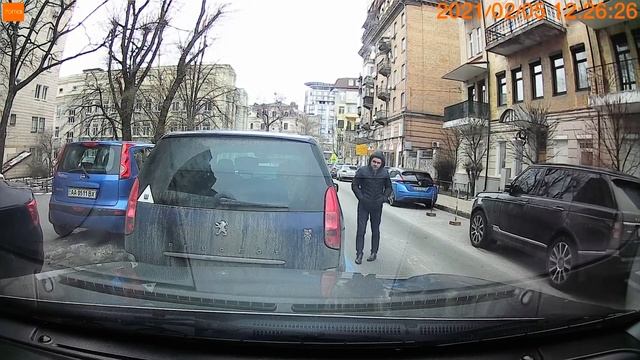 Местный решала парковщик в Киеве улица Дарвина смотреть онлайн