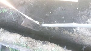 Копка траншей под водопровод в частном доме.