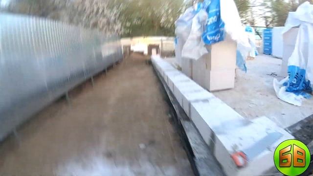 13 - Кладка углов первого ряда Начало кладки газобетона КАК Построить ДЕШЕВЫЙ Дом_1080p.mp4 смотреть онлайн