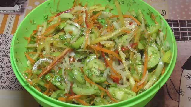САЛАТ ИЗ ЗЕЛЕНЫХ ПОМИДОРОВ С ОВОЩАМИ.