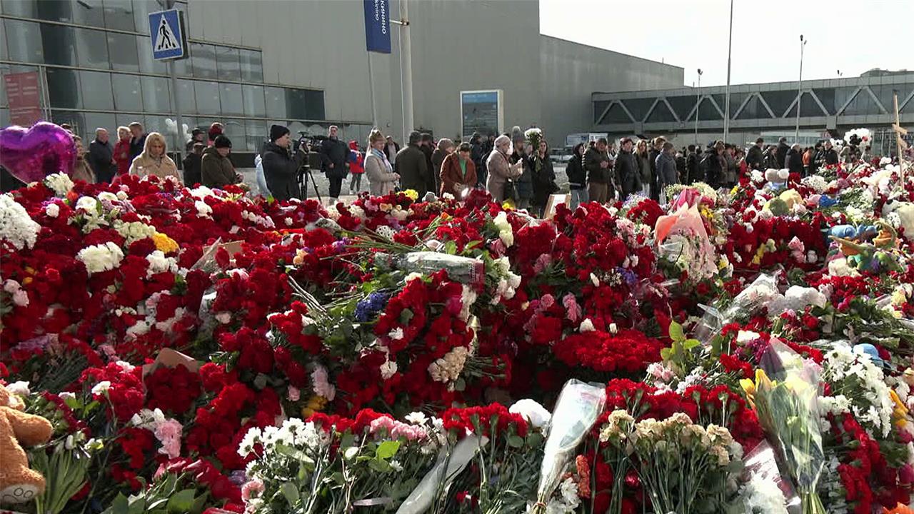 Люди продолжают нести цветы и свечи к стихийному мемориалу у "Крокус Сити Холла"
