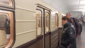 Ретропоезд «Сокольники» на станции Кропоткинская